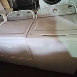 Whirlpool Large Capacity Top Loading Washer With Gas Dryer Set 