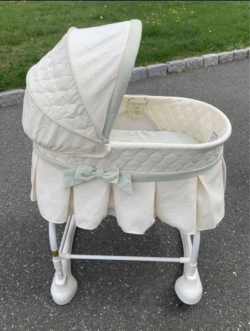 Kolcraft Cuddle 'n Care Rocking Bassinet & 3 Fitted Sheets *W.Caldwell NJ Pickup*