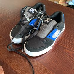 Boys DC Shoes Size 11