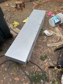 Aluminum Diamond Plate Crossover Truck Tool Box (With Keys)