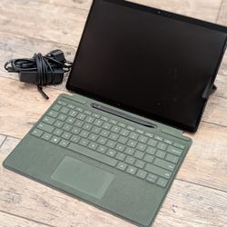 Surface Pro 8 w/Green Type Cover and Slim Pen, Excellent Cond