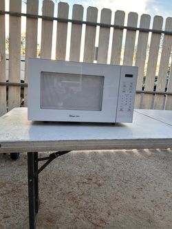 Magic Chef 1000 Watt 1.1 Cubic Feet Digital Touch White Countertop Microwave