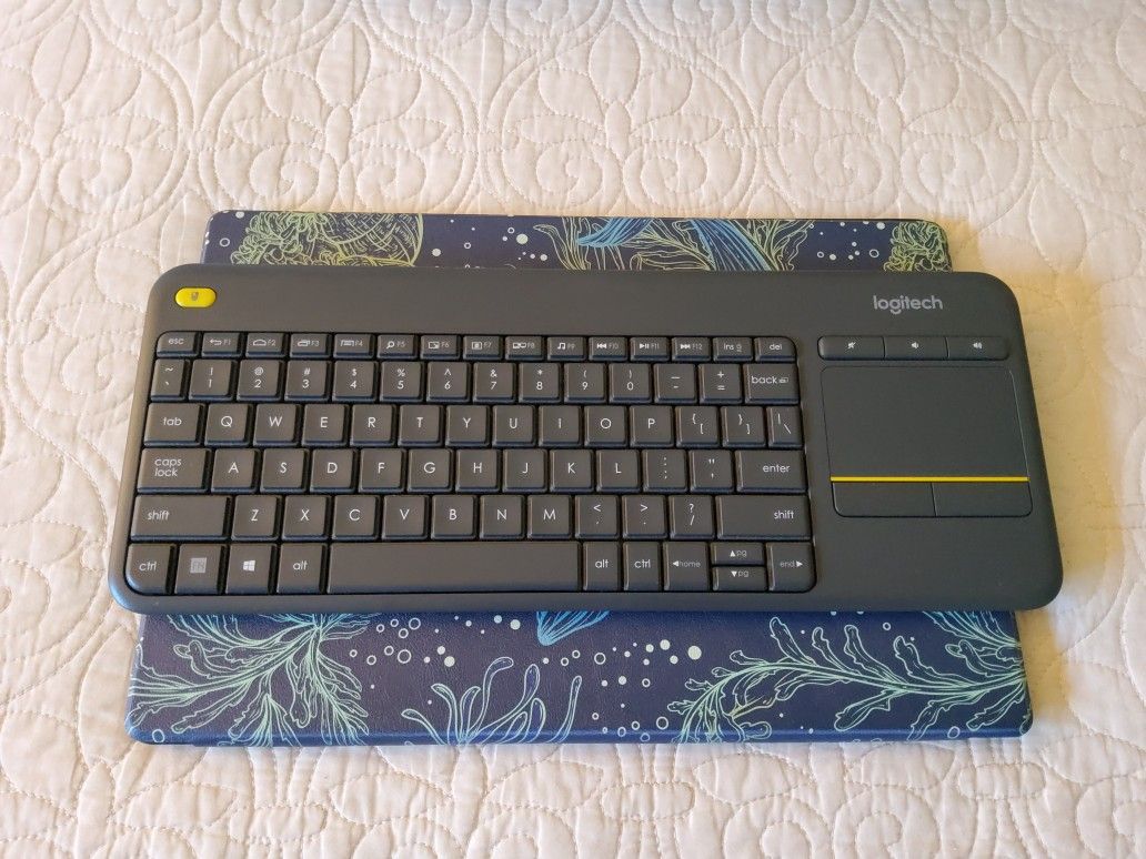 LOGITECH K400 + WIRELESS KEYBOARD