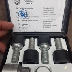 Audi set of 4lugs and Key (New)