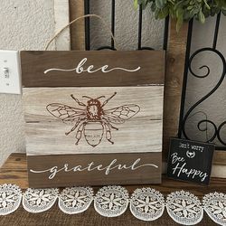 2 Bee decor