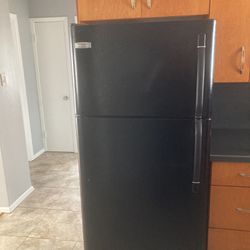 18 Cubic Ft Frigidaire  Refrigerator 
