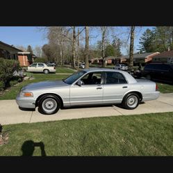 2000 Ford Crown Vic 