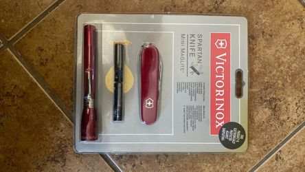Victorinox Spartan Swiss Army Knife & Mini Maglite Set