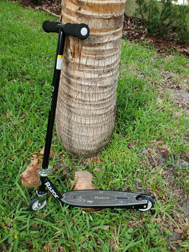 Razor Tekno Kick Scooter (Blue LED)