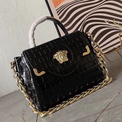 A fashionable and versatile bag