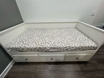 Daybed for sale (with mattress )