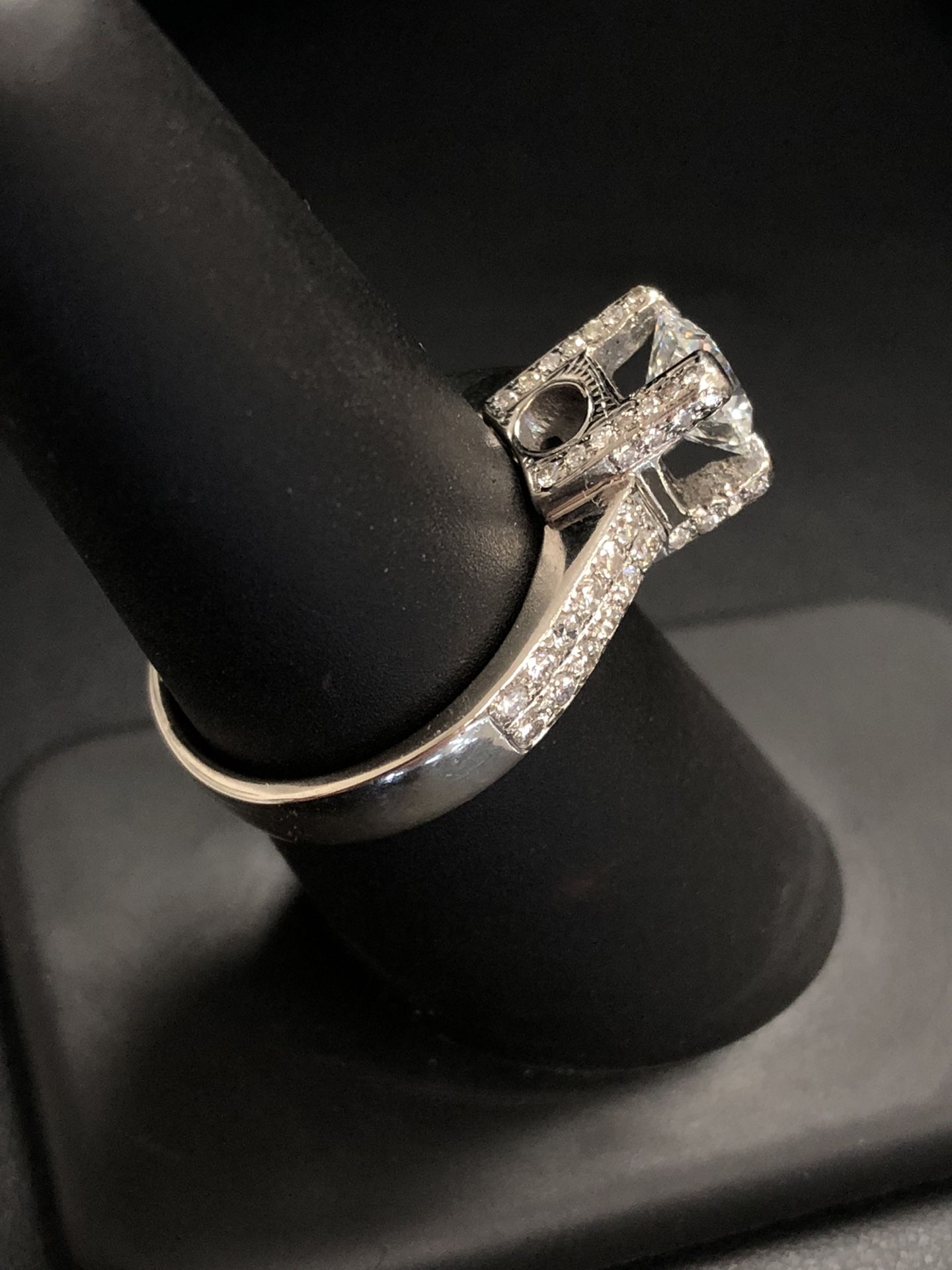 14k White Gold And Diamond Ring 2.0 CTW (approx) 6.3g (grams) Size 7