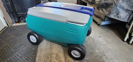 Vintage Rubbermaid Rolling 60qt Cooler