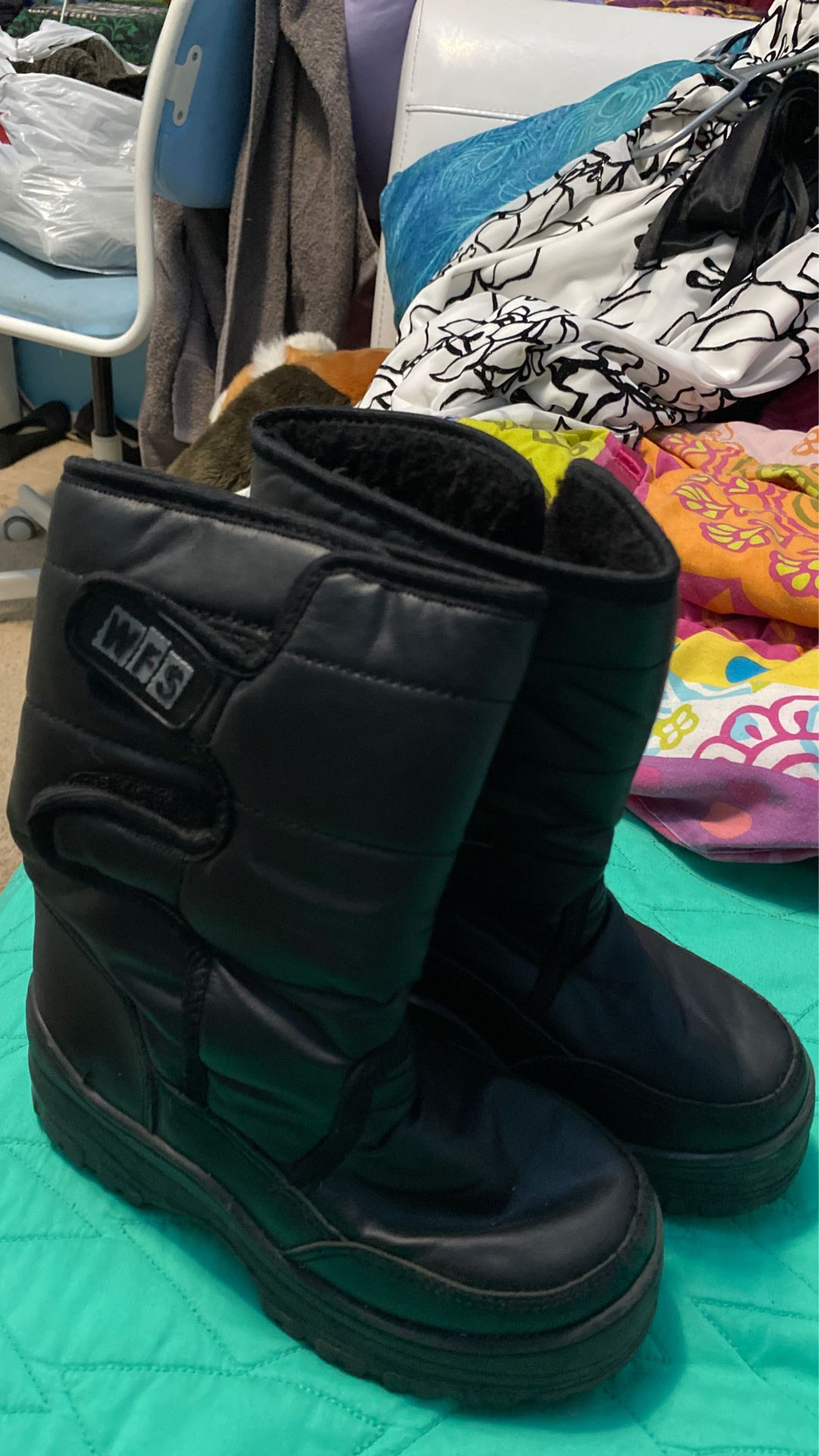 Snow boots kids size 1