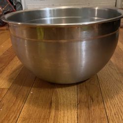 Vintage 8 Qt. 7.5L Bowl. Stainless Steel Circle Style Bowl. Made in Korea. Brushed Finish with Shiny Top Border Stripe. Deep Bowl.