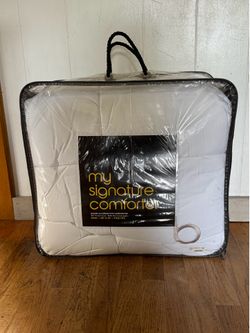 BRAND NEW BLOOMINGDALES KING SIZE DOWN ALTERNATIVE COMFORTER