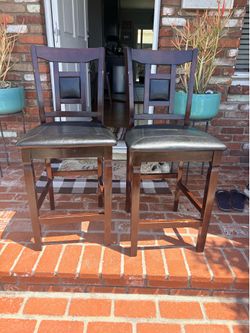2 barstools