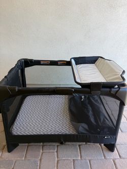 4moms Breeze Plus Portable Play Yard With Bassinet And Changing Station