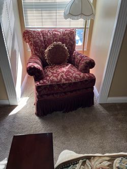 Accent chair w/ matching pillow