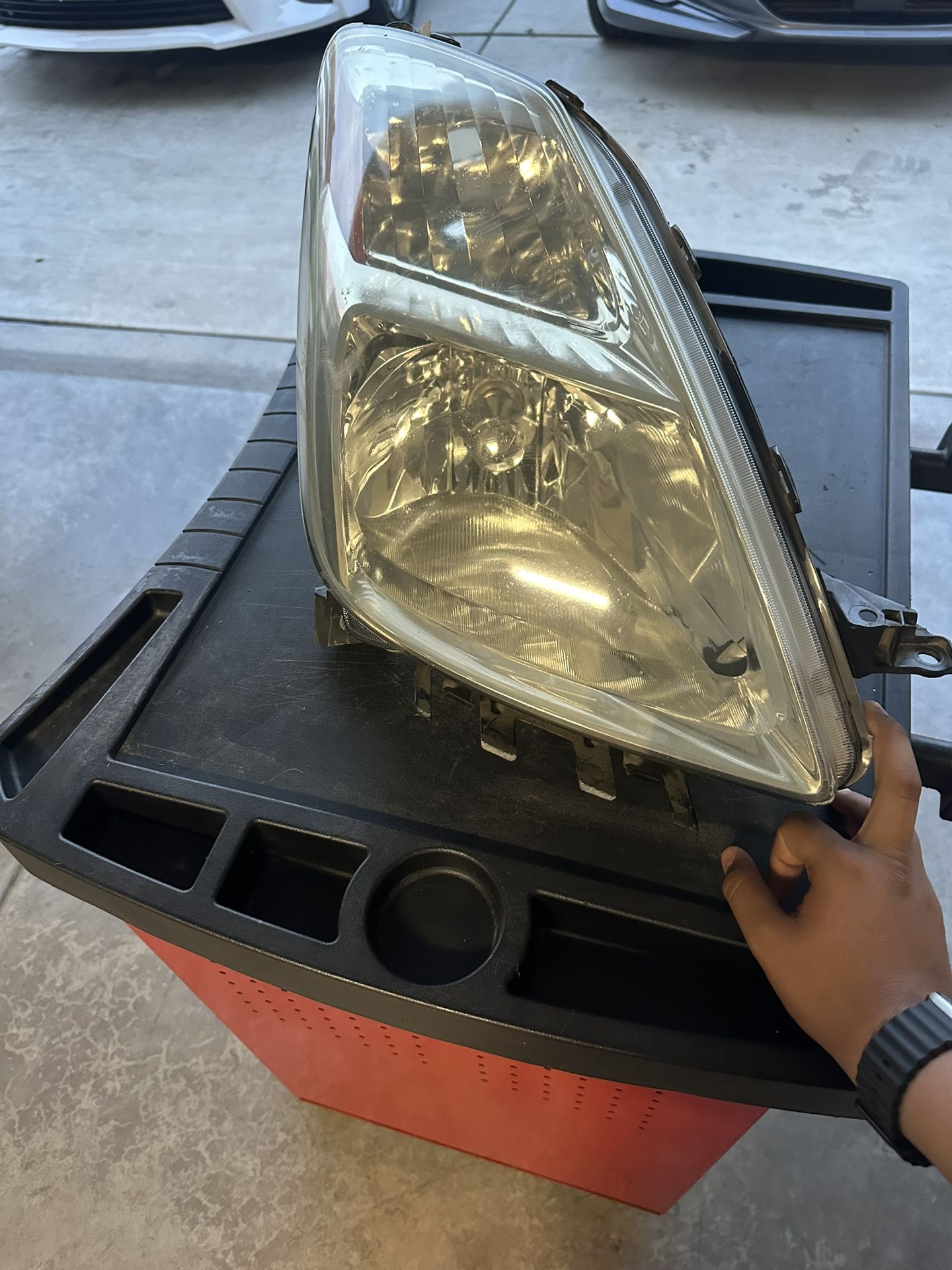 2006-2009 Toyota Prius Headlight (passenger side)