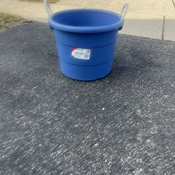 18 Gallon tub with rope handles 