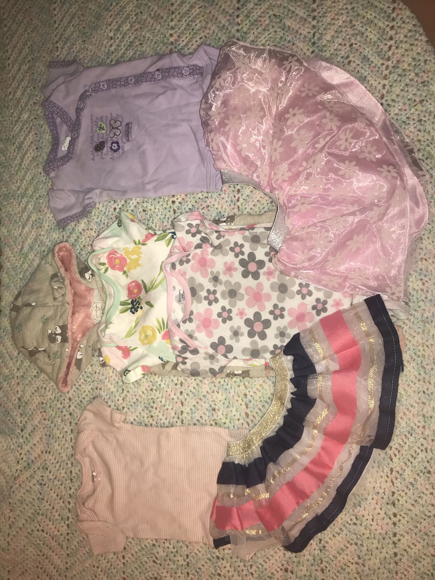 Baby girl onesie and tutu bundle ! (6-9m)