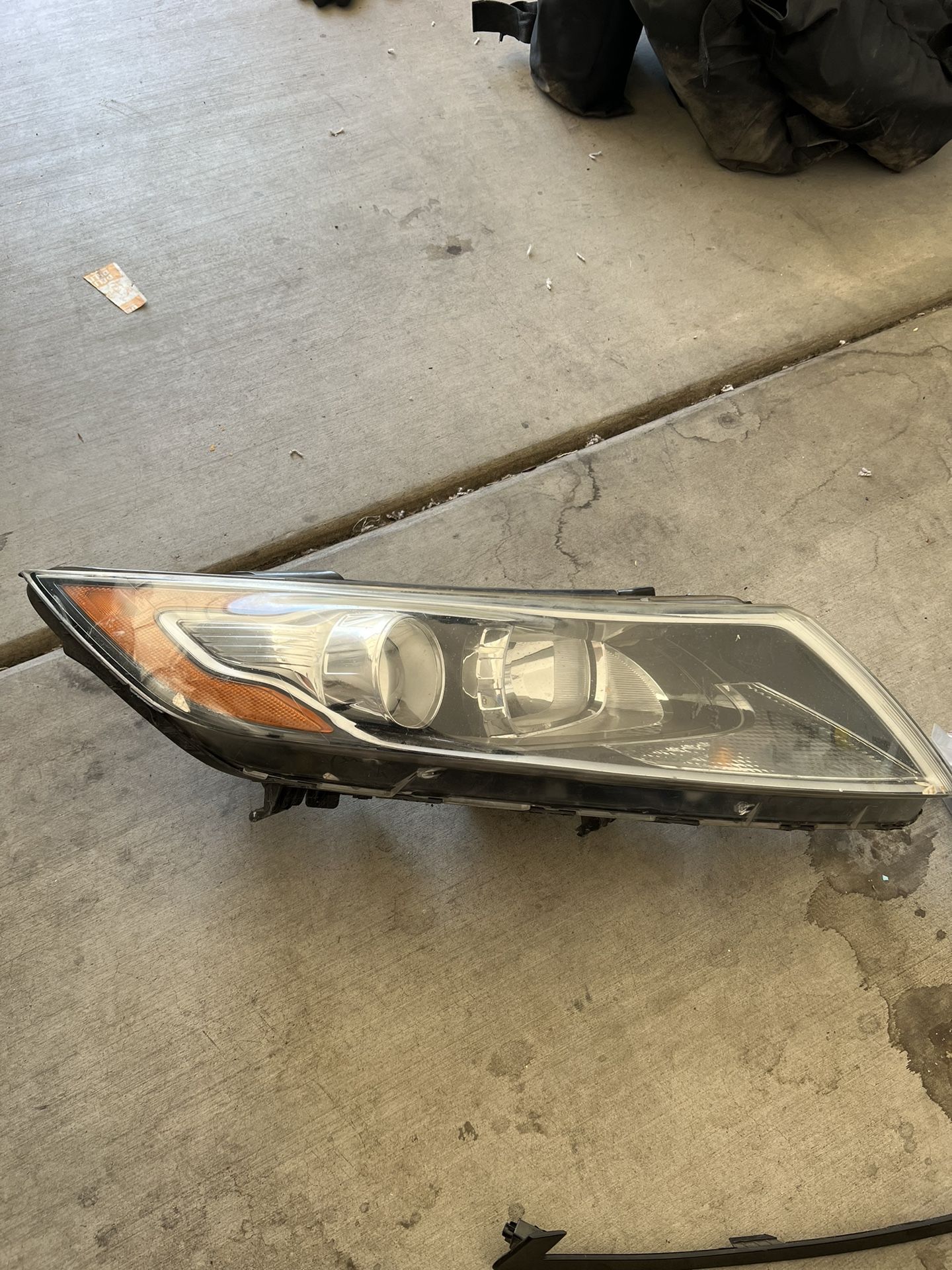 2011 - 2013 Kia Optima Front Right Headlight