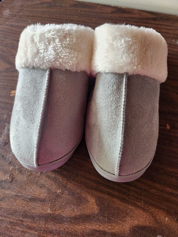 Size 9-10 Women Slippers