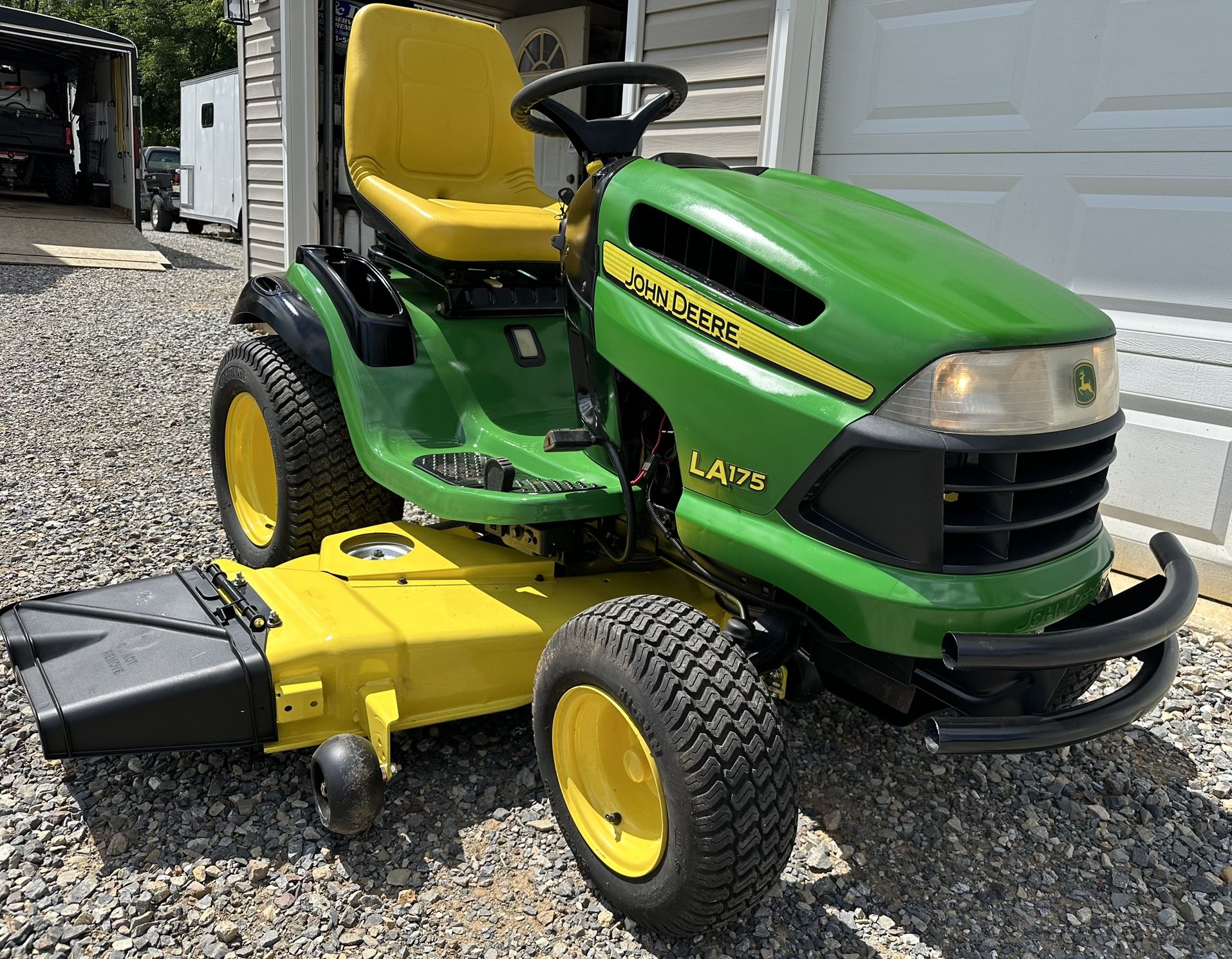 John Deere LA175 Hydrostatic Lawn Tractor