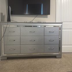 9 Drawer dresser in New/Barely used condition 