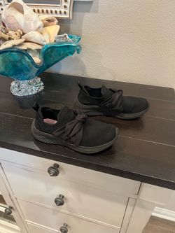 Girls Skechers Air-Cooled Memory Foam Bow Slip-On Sneakers (size 2) -LIKE NEW