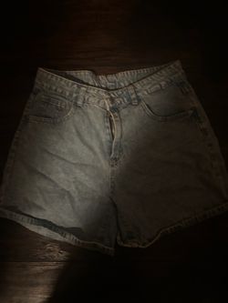 shorts with bow in the back