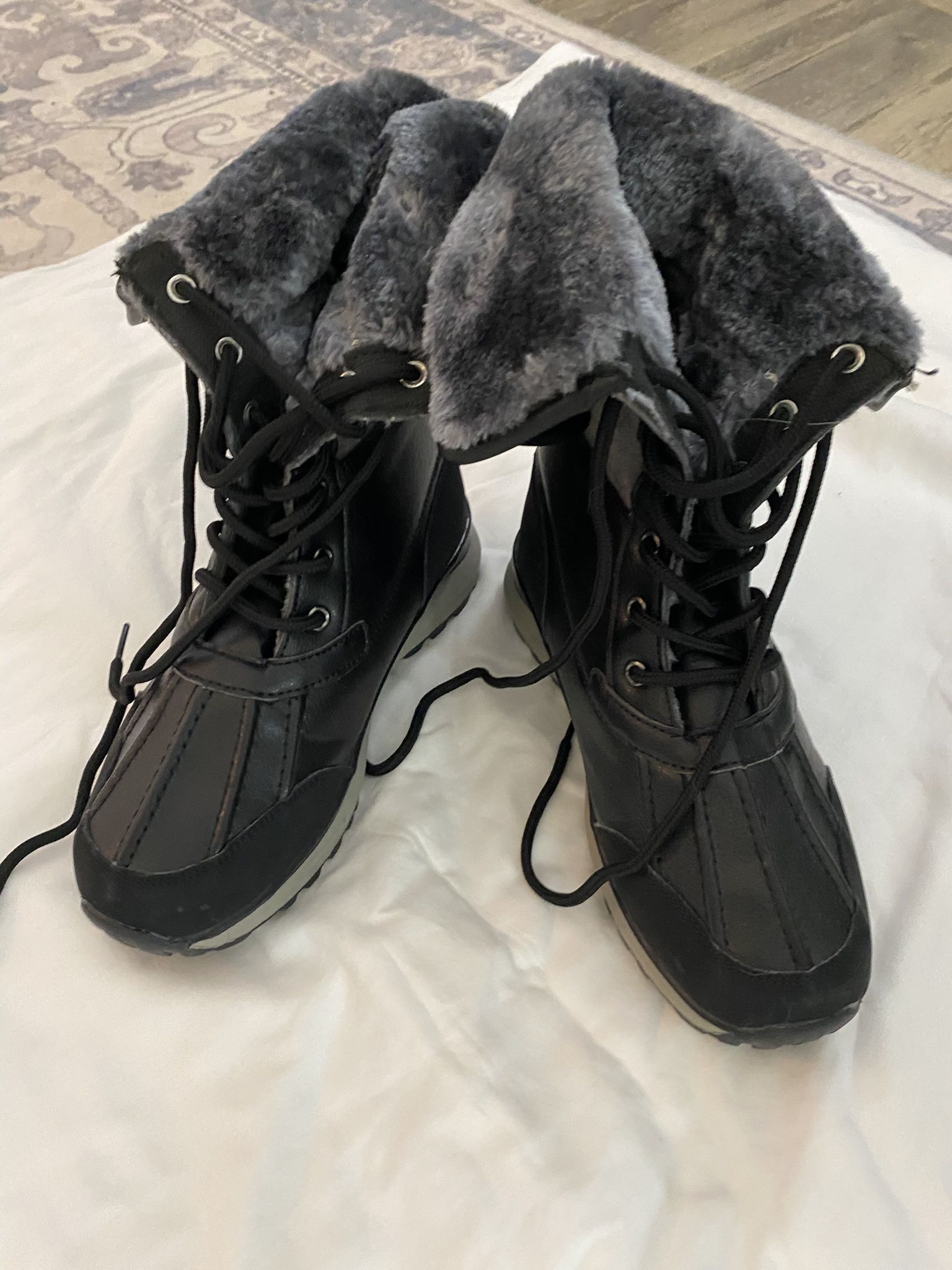 Snow Boots Like New Sz 6