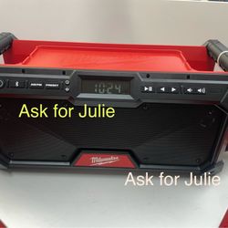 Milwaukee job site radio 153069-1