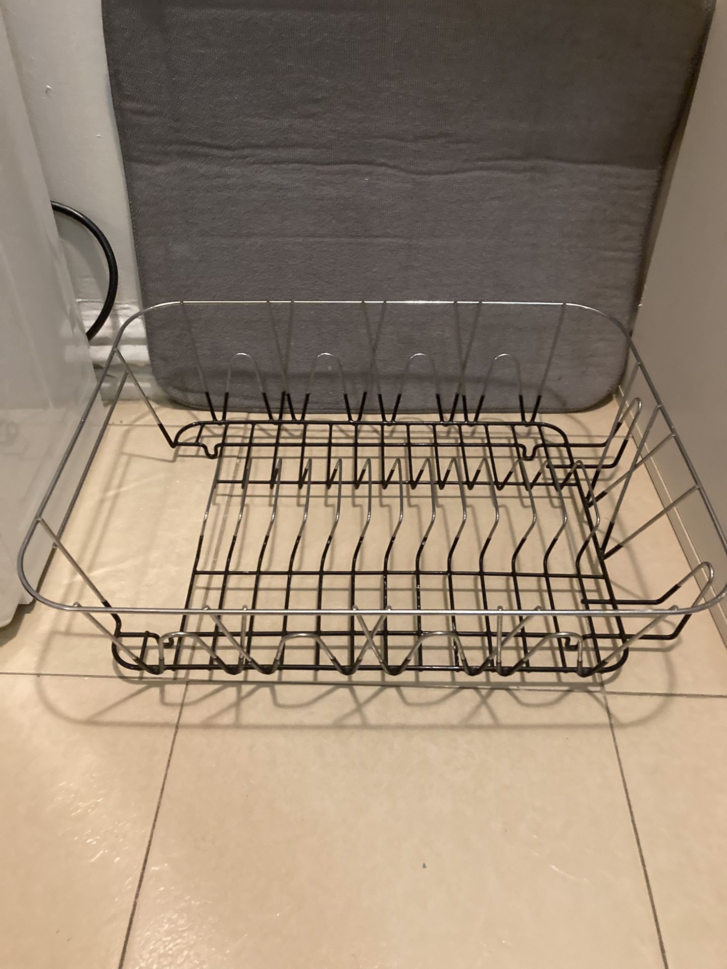 used heavy wire dish drying rack excellent condition and ready to help you keep your kitchen organized! Perfect for any home.
