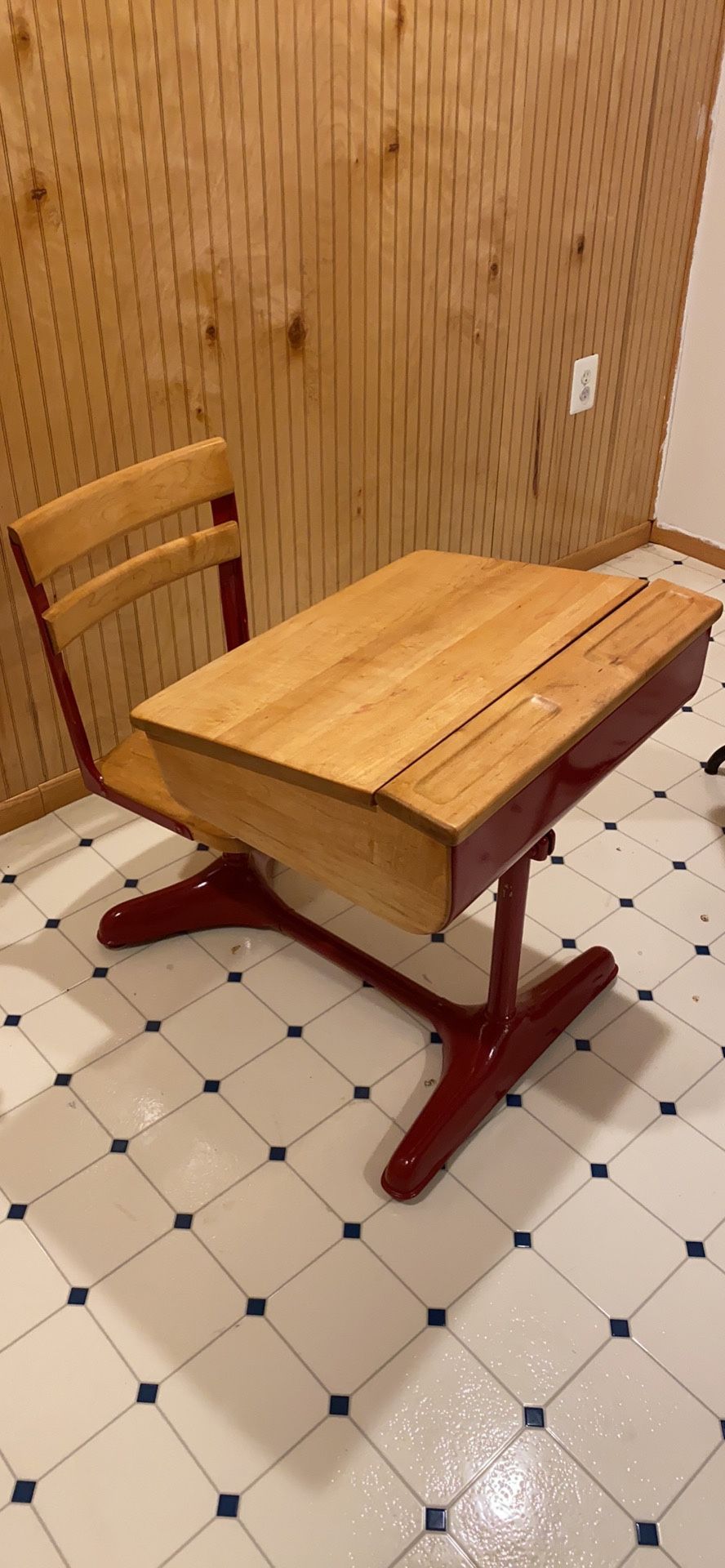 Restored vintage desk, gorgeous, swivel chair and opening top