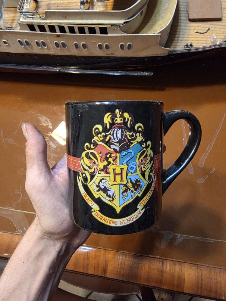 Harry Potter Hogwarts Crest Sorcerer's Stone 2000
12 Ounce Coffee Mug
Used like new