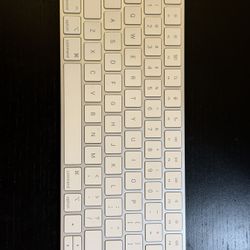 Apple Magic Keyboard (Lightning) – Excellent Condition