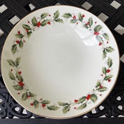 Macy’s Porcelain China Holly Vegetable Bowl Gold Trim In Box Japan All the Trimmings Porcelain China Holly 9 inch serving bowl with Gold Trim. Made in