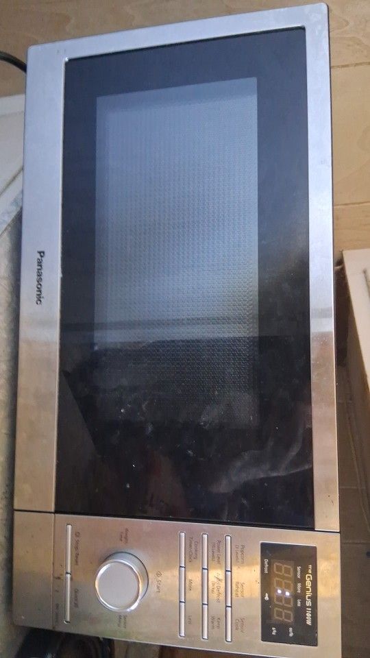 the genuis 1100W Microwave 