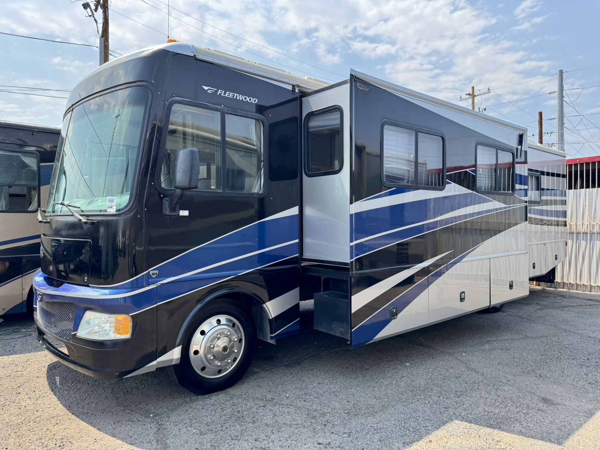 2007 fleetwood terra LX 36ft bunkhouse has 2 slide outs only 23k miles