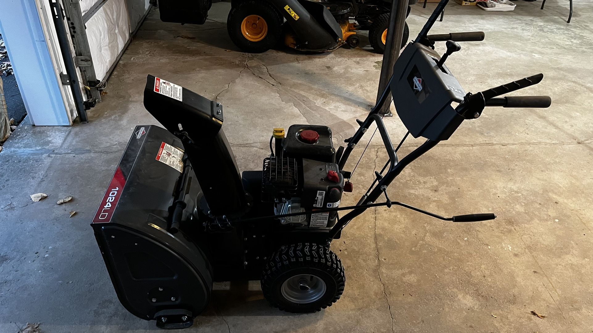 (BRIGGS & STRATTON 950 Snow Series) DualStage Snow Blower for Sale in
