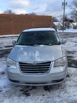 2009 Chrysler town and country with DVD player and backup camera