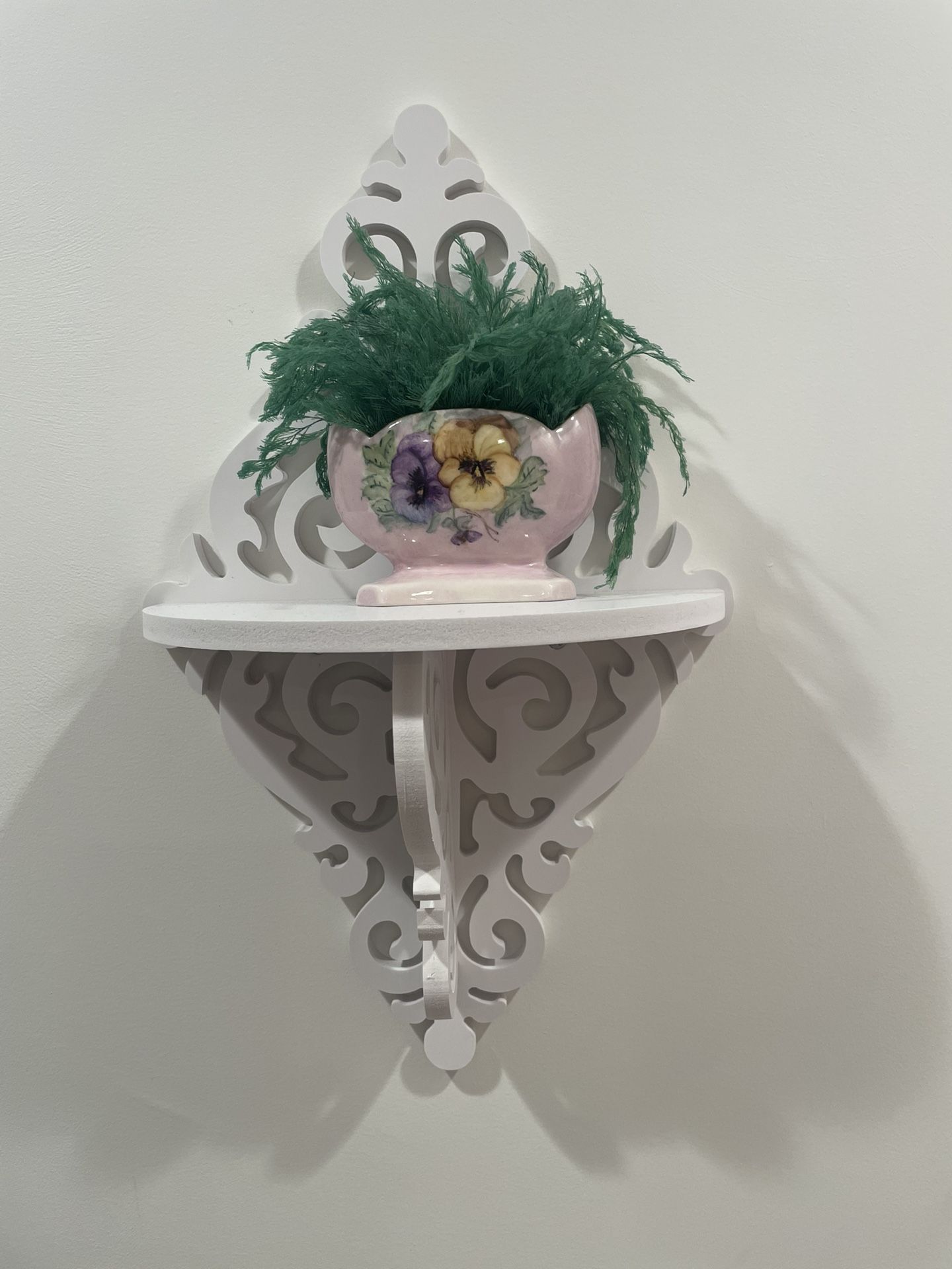 Set of 2 White Resin Filigree Small Accent Shelves