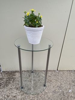 Round End Table with Clear Glass Shelves 