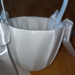 Flower girl accessories silk basket, faux flower petals & paper parasol

Condition for all items is used
$20 for any two items or bundle more to save
