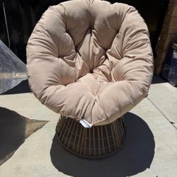 Wicker Papasan Chair with 360-degree Swivel, Beige Cushion and Brown Frame. Indoor and Outdoor Use