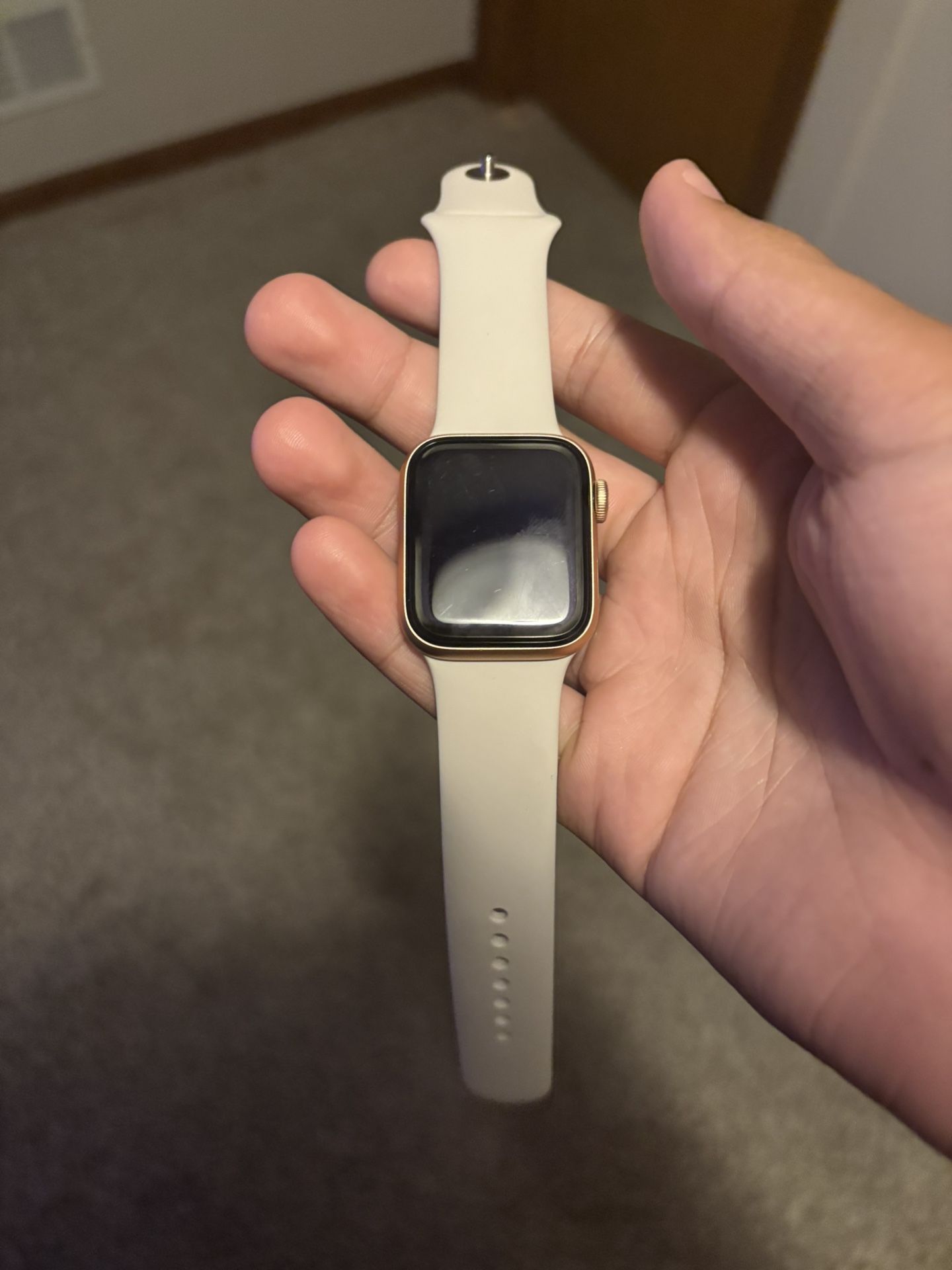 Apple Watch SE 40mm Rose Gold(price Negotiable)