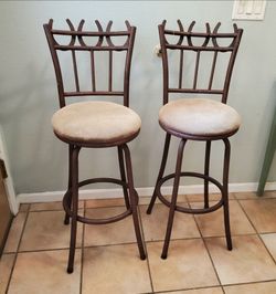 2 bar stools