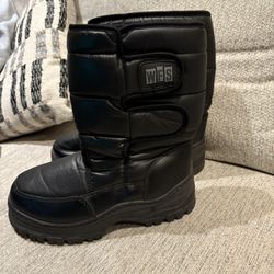 Men’s Snow Boots Size 7 Or Womens Size 8 